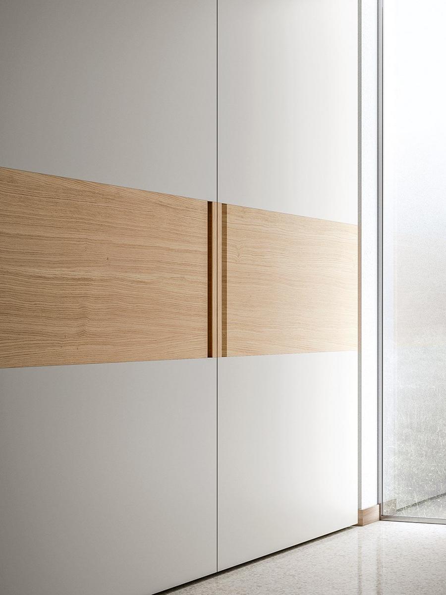 VELA Lacquered wardrobe with sliding doors