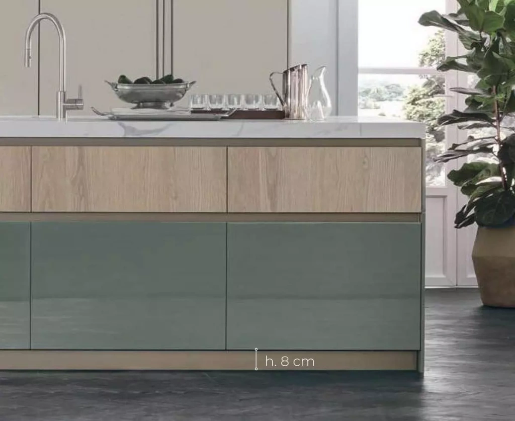 8-cm high plinth and handles 8-cm high plinth and handles